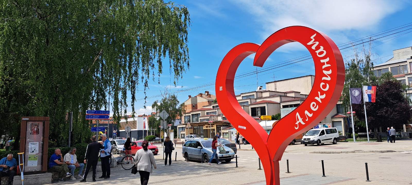 Radnici komunalne službe čiste ulicu